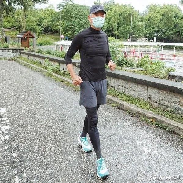 周润发|65岁周润发满头白发，吃路边摊，捐56亿后，晚年生活变化巨大