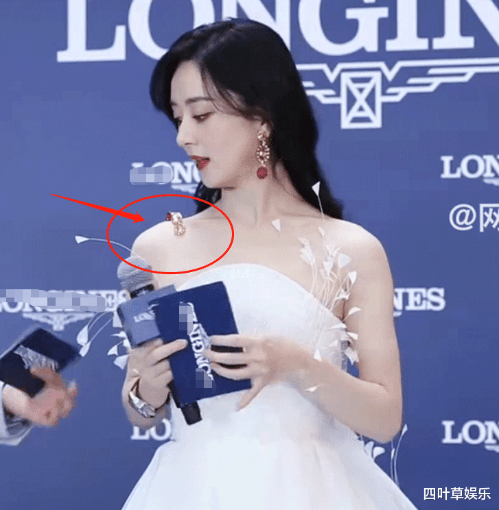 赵丽颖|赵丽颖身穿羽毛抹胸裙，耳钉掉在锁骨上，看到她的处理方式爱了
