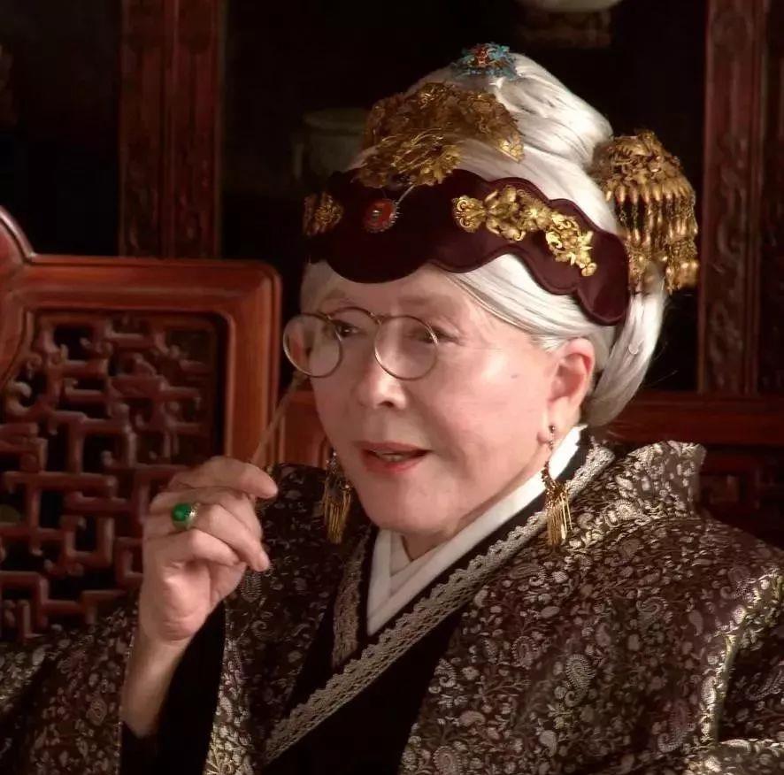 周信芳|上海第一名媛跟戏子私奔成笑柄，几十年后，铸就了一个豪门