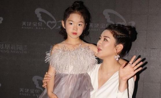 黄奕|黄奕跟女儿小芊玲同台，穿母女装宛如小公主，遗传了妈妈的高颜值