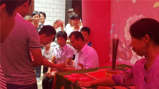 热点微评社 狗血剧!女孩否认“13岁生子两次嫁人”骗婚:不知道孩子爹是谁!