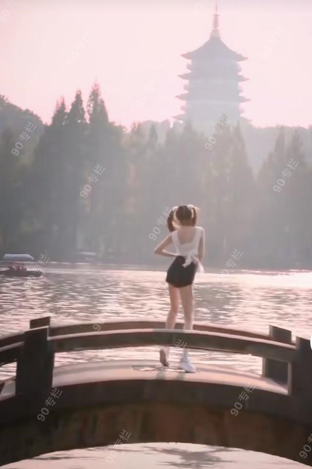 电价 女子面对雷峰塔大跳热舞，网友争议颇大，“快让法海收了她”