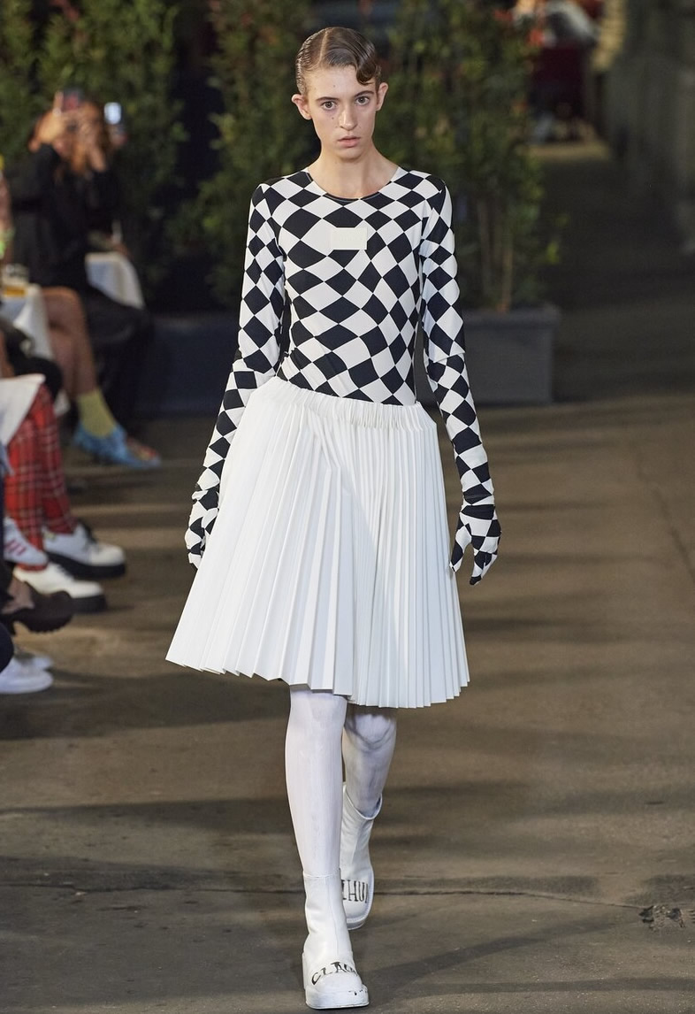 红珊瑚me 百褶裙很显胖？那是裙子没选好，有这个元素的百褶裙比较显瘦