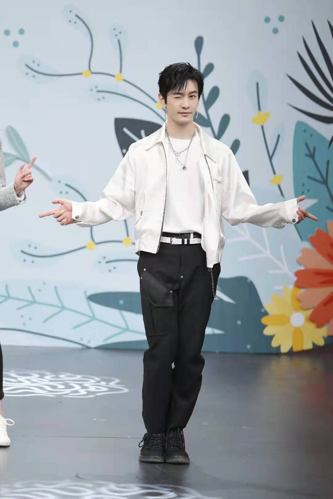 水果|黄晓明戴假发出席活动帅出新高度！减肥20斤去油成功，穿搭超有范