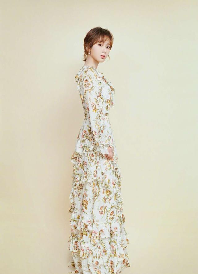 杨紫|杨紫真的是越来越美，穿花瓣裙配马尾清新脱俗，这才是少女的模样