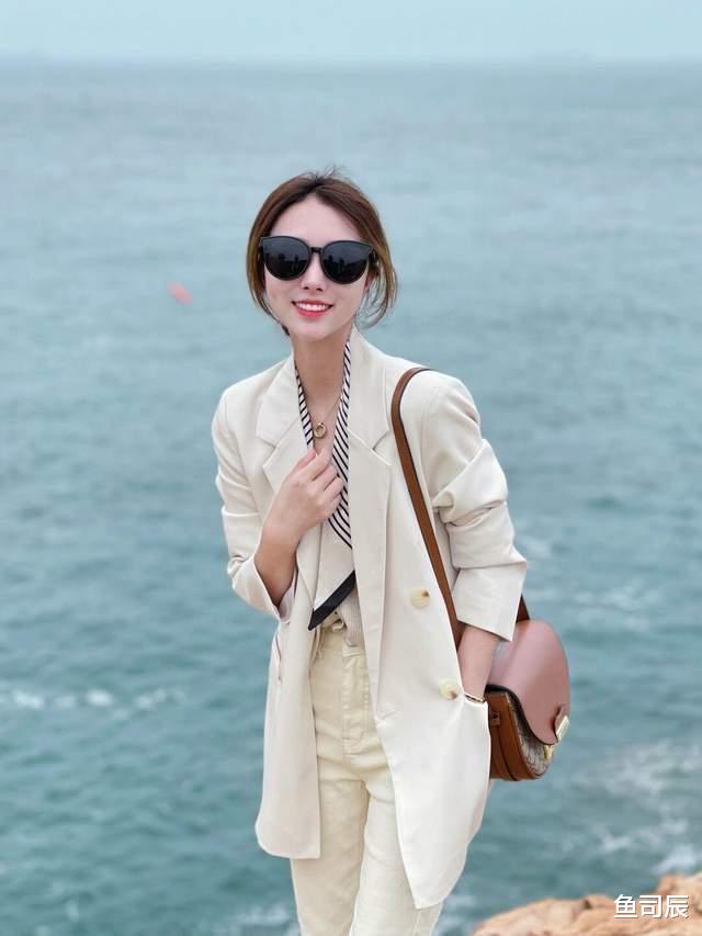 鱼司辰|气质不分年龄，蕾丝小开衫＋卡其色短裤，性感又有女人味