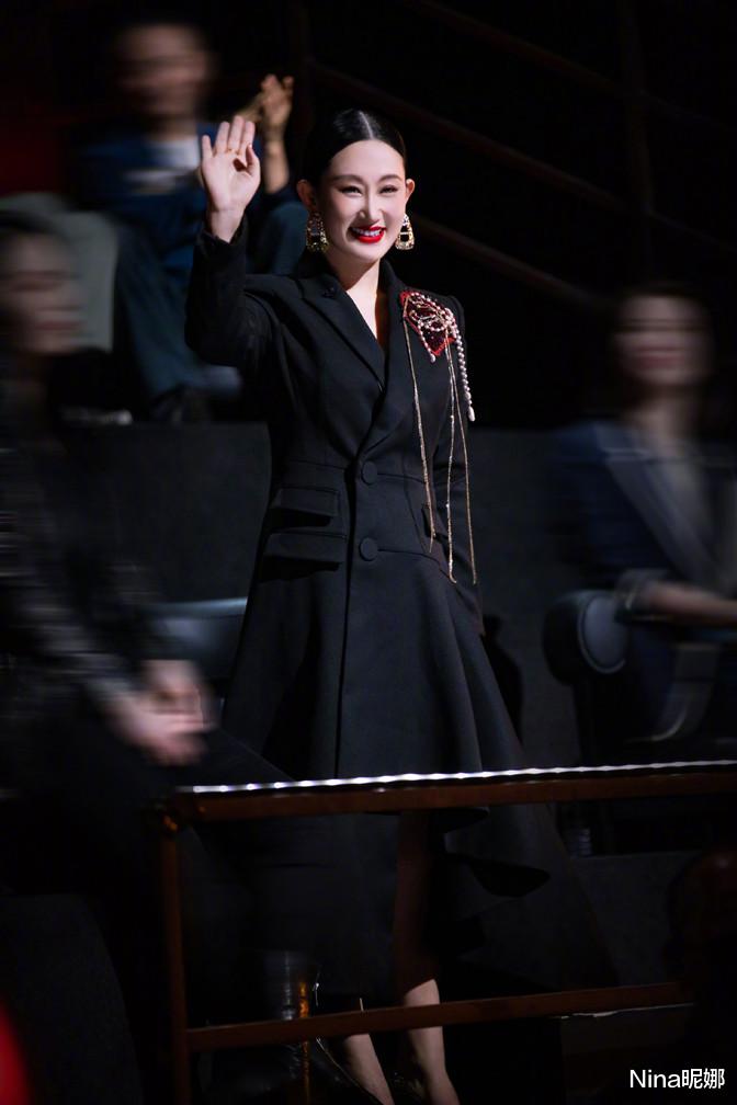 Nina昵娜 张丹露高调为丈夫打call,穿西装裙戴胸针阔太打扮,赵文卓真有福气