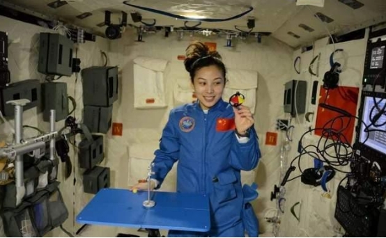 宇宙最潮航天发型!王亚平这张照片火了,网友:这才是真正的女神