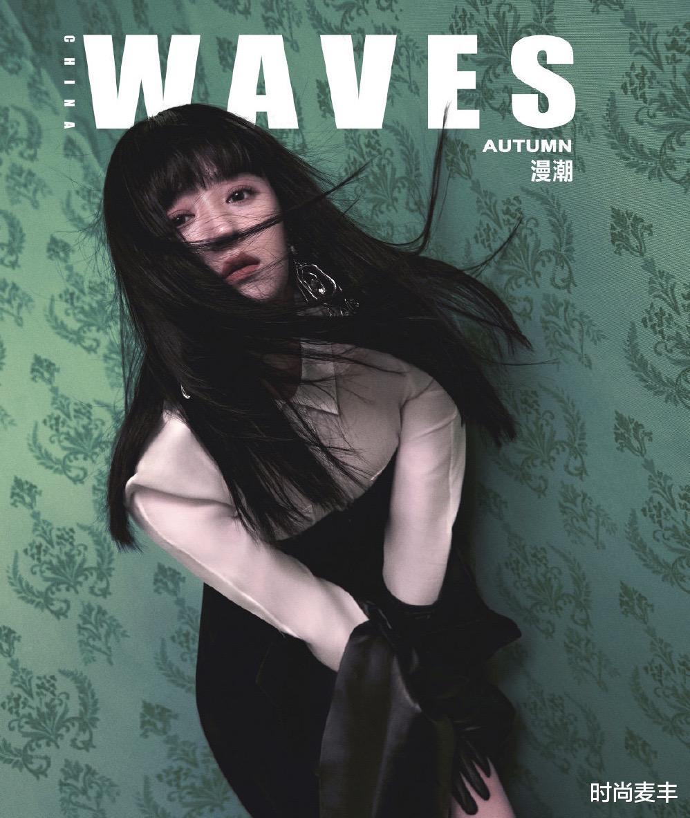 时尚麦丰|蒋欣的黑长直造型看起来瘦20斤，高开衩黑白拼接长裙，身材苗条