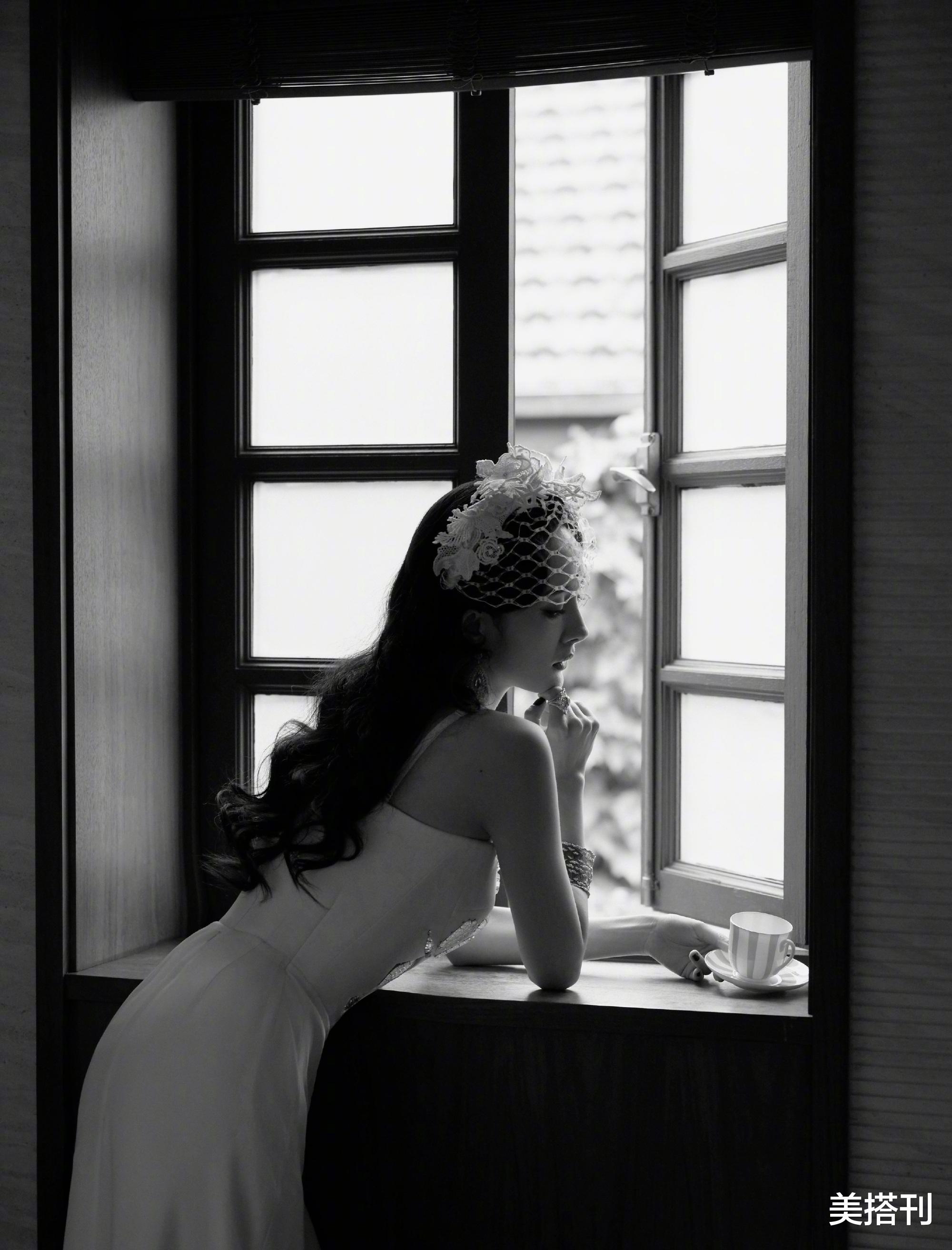 |杨幂又美出新高度！小白裙配同色头纱复古大胆，网友：纯欲鼻祖