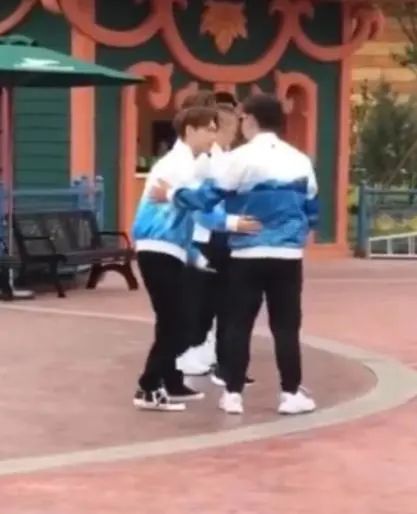 张艺兴|曾曝拒与热巴炒CP，如今和杨紫穿情侣装，张艺兴终于来真的？