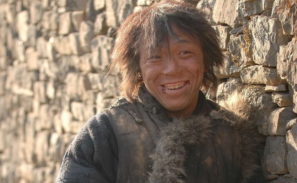 黄渤|47岁黄渤电梯前热舞！扭动腰肢表情搞怪，穿花衬衫太新潮