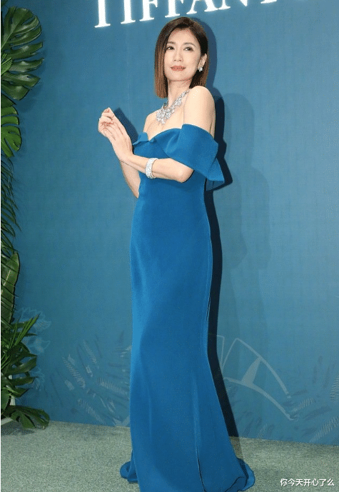 贾静雯|47岁贾静雯越来越年轻了！蓝色长裙勾勒出好身材，状态看着不错