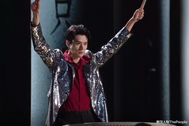 跨年|“南北”双台跨年:唐嫣美艳、王鸥抢镜,杨幂眼妆像“发光眼屎”