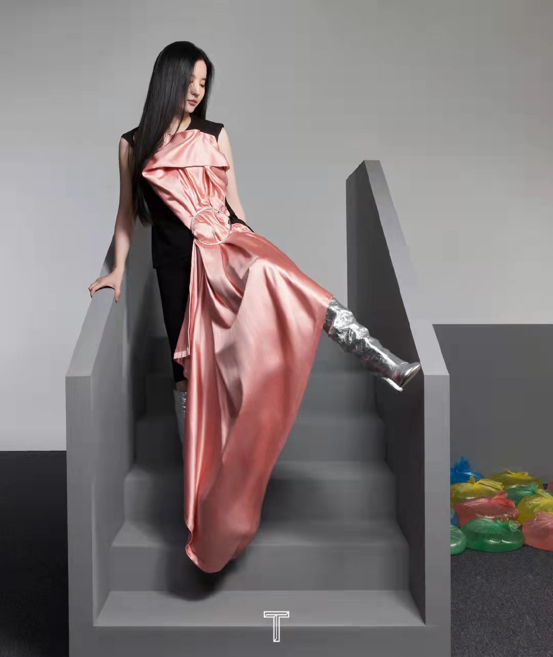 肖战|刘亦菲九月新杂志公开，造型清冷飒酷，神秘摩登女郎！