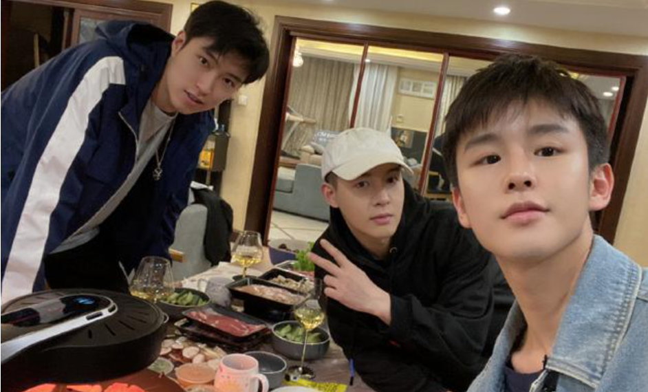 肖战|肖战参加《陈情令》剧组的重聚，缺席了《庆余年》剧组的重聚