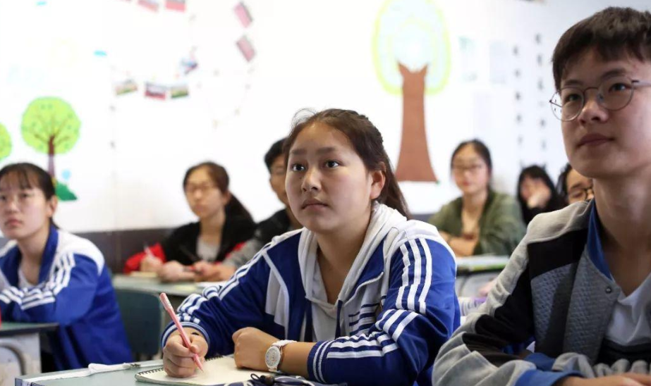 发型|初中生“发型标准”公布,男生要求平头,女生看完无法接受