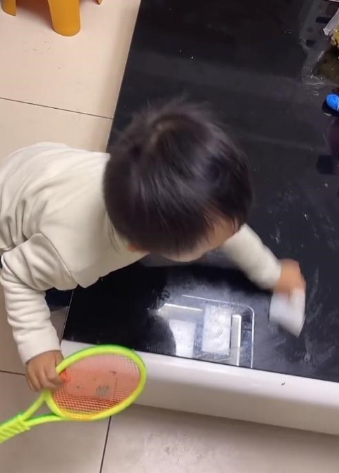 张伟丽|田静变身晒娃“狂魔”！悦悦想象力丰富，奇奇随姚家男儿，爱劳动