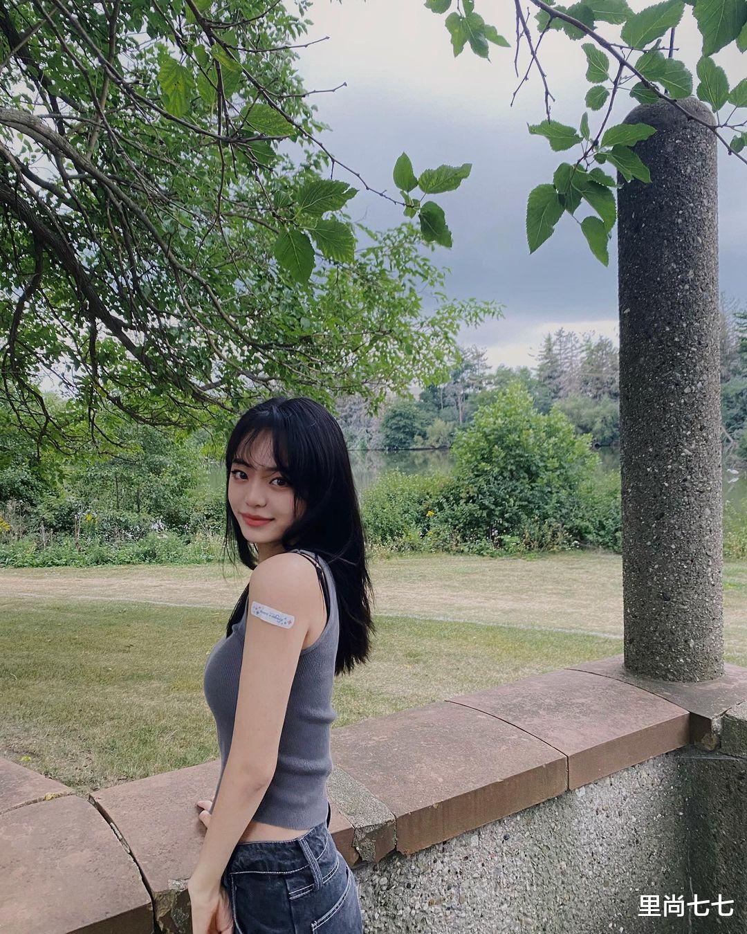 里尚七七|邵兵17岁龙凤胎女儿罕见晒照，在美国校园里溜达，撞脸Lisa太好看