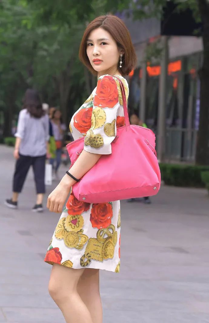 时尚穿搭女装|街拍：穿花裙的时尚女生，散发出成熟女人的魅力