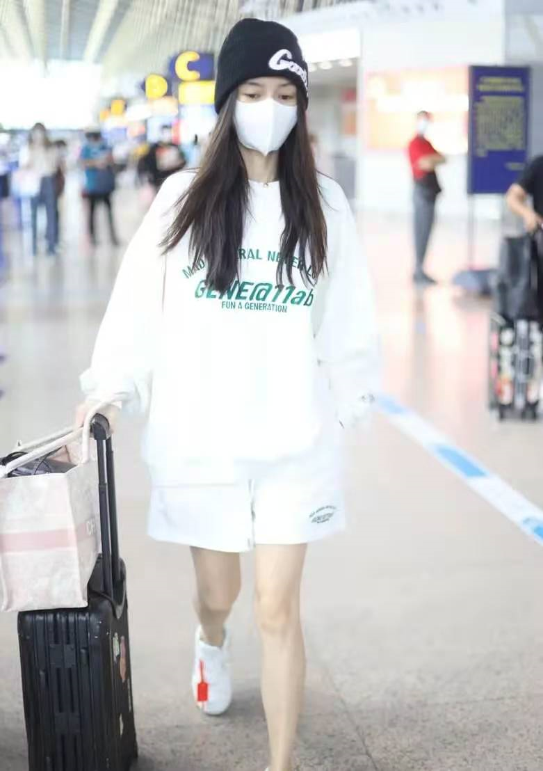 Angelababy|又被杨颖惊艳到！穿雾蓝薄纱礼服仙气十足，哪有半点“妈妈的样”