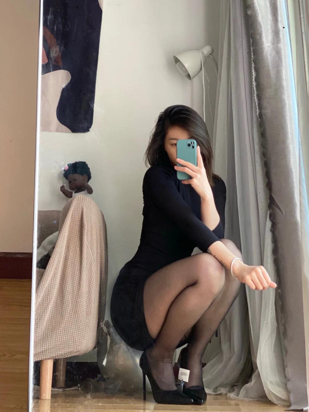 丝袜 抽绳装搭配黑丝丝袜的装扮，让女主婀娜的身姿美不胜收！