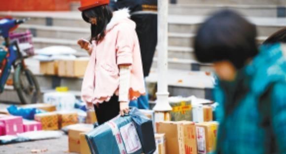 一高校快递驿站火了，“装修”风格让人调侃：这之前难道是猪圈？