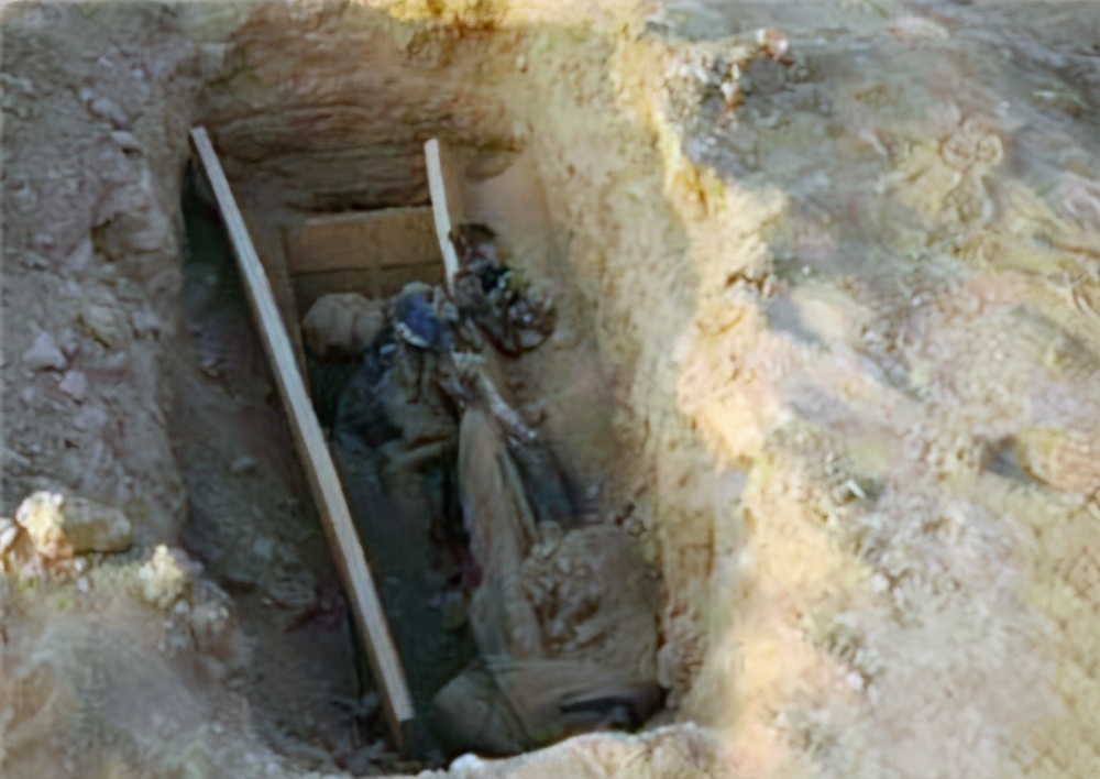 新疆维吾尔自治区|新疆火焰山发现5具清朝干尸，戴官帽留长辫像僵尸，是何身份