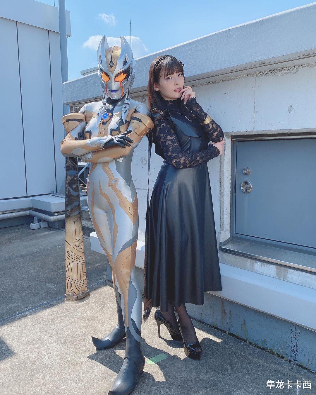 上坂堇|特利迦奥特曼：卡尔蜜拉与上坂堇官方剧照 高跟鞋配黑裙子太完美