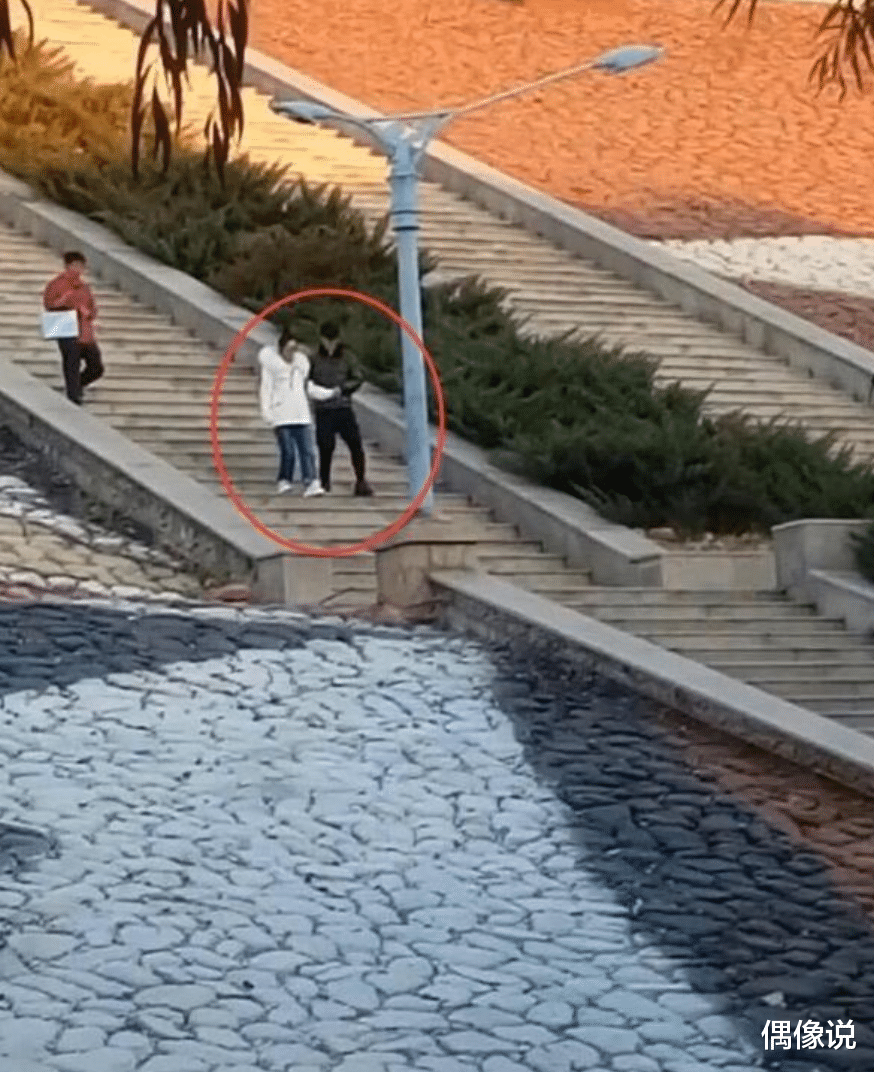 冯绍峰|冯绍峰回应暴瘦：我没资格穿短袖短裤！和赵丽颖同框手腕对比明显