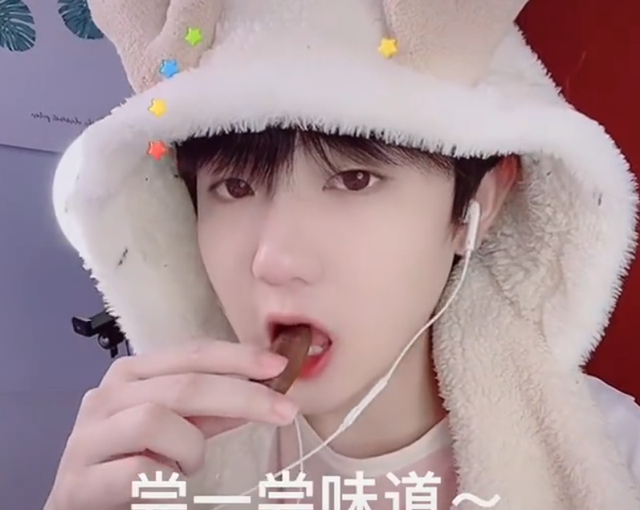 李咏|因“吃个桃桃”被集体举报，风小逸被迫退网，他做错了什么？