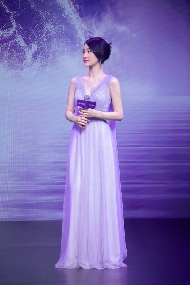 金·卡戴珊|离婚后的周迅风格大变，穿纱裙亮相甜美似少女，扎起头发也不老气