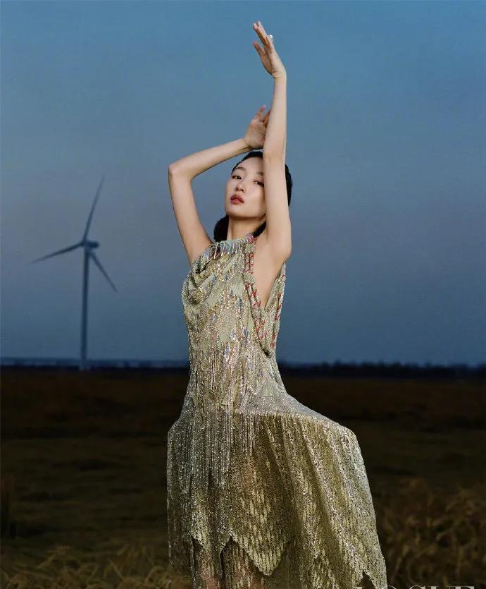 肖战|2022开年刊：杨幂豹纹妖艳，刘亦菲御姐范，肖战成万花丛中一点绿