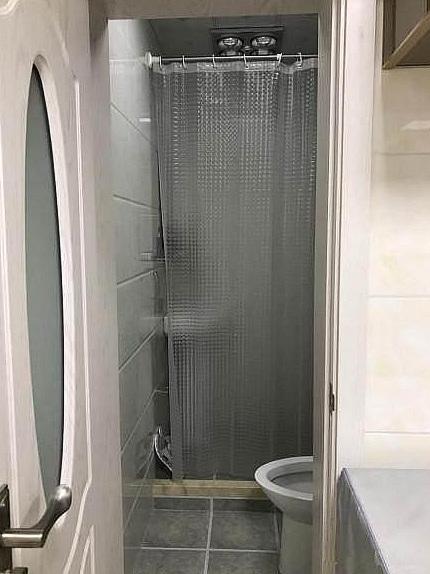 350万上海买65平二手房，厕所在厨房里，卧室没床，谁住得比我惨