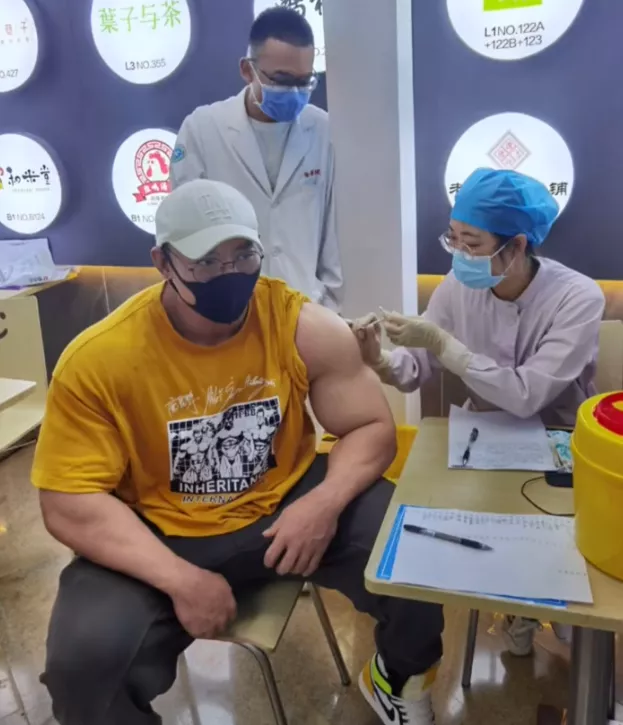 疫苗|肌肉帅哥接种疫苗，秀出麒麟臂满屏荷尔蒙，网友：我也想当护士！