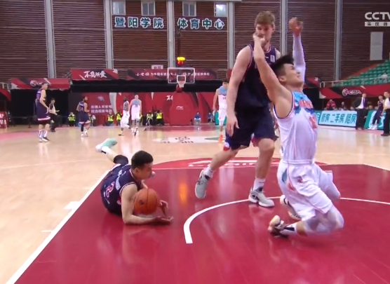 新疆男篮|新疆双塔全让！阿的江用意不明显？摩尔哈斯失误，郭士强面色铁青