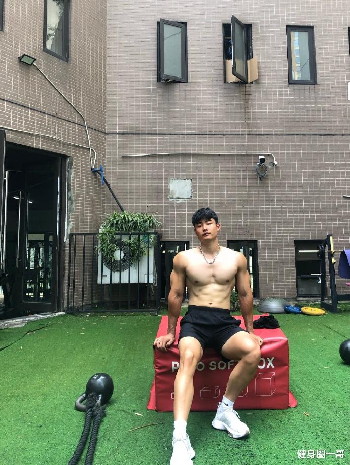 健身圈一哥 四川师范大学肌肉学霸，24岁健壮大长腿，这霸气麒麟臂胸肌也太可了！