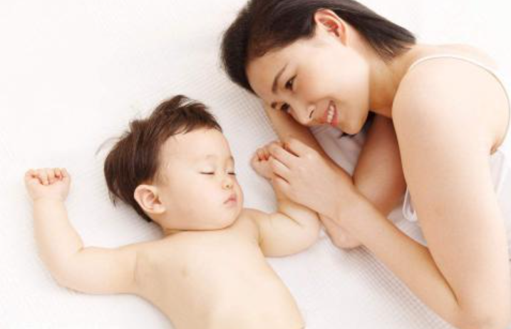 急诊室老苗|宝宝睡觉后举双手“投降”？真实原因不简单，家长们别往下拉了