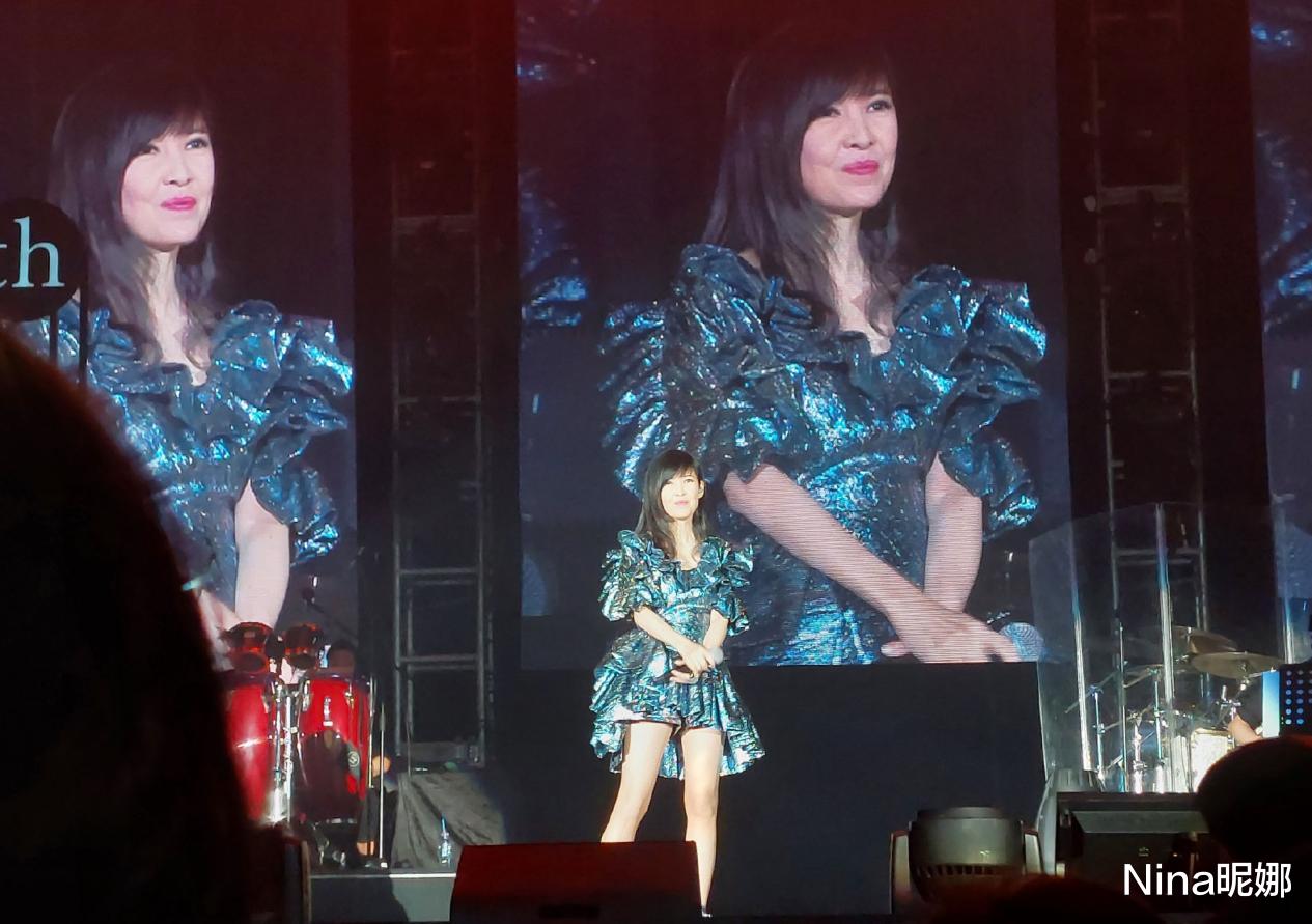 Nina昵娜 周慧敏久违登台表演，穿荷叶裙体态似爱豆，四托一举头顶抢尽风头