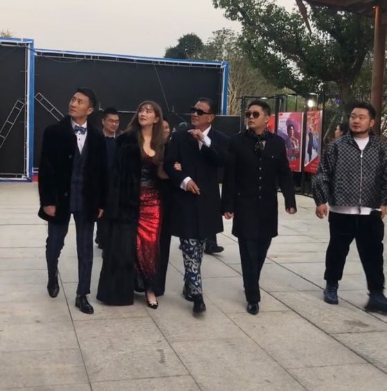 万梓良|福州：万梓良参加电影节，和美女手挽手走路，“大哥气质十足”