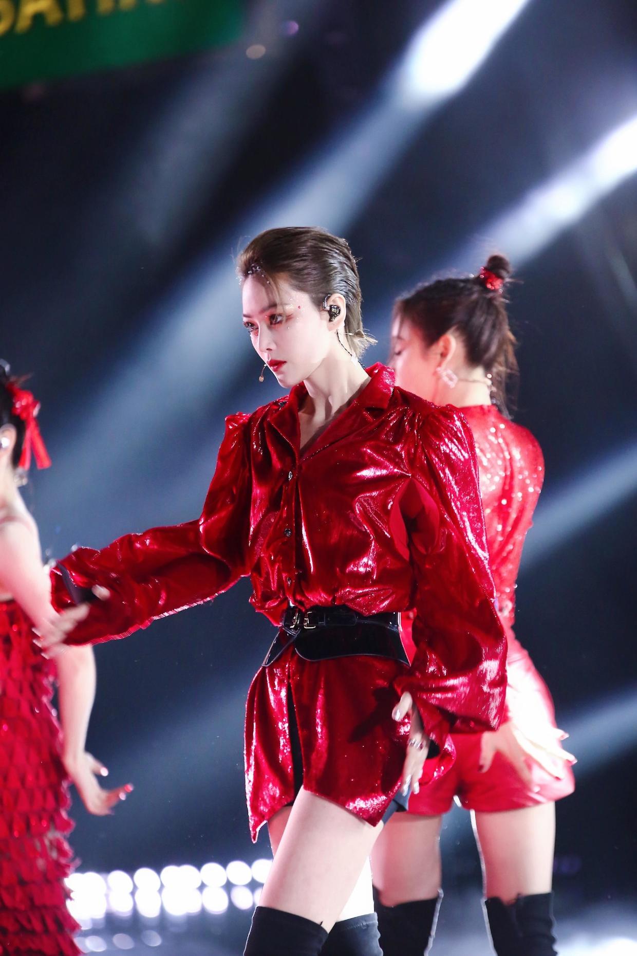 何有强|张馨予大玩“下衣失踪”,身穿一件卡其色的男友风衬衫,又飒又美