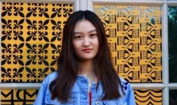 成龙|她6岁被成龙抱着上春晚，14岁却因长相被吐槽，今现状打脸网友