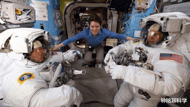 科学家 我国航天员穿着新一代航天服出舱,美国为啥还穿40年前的古董衣?