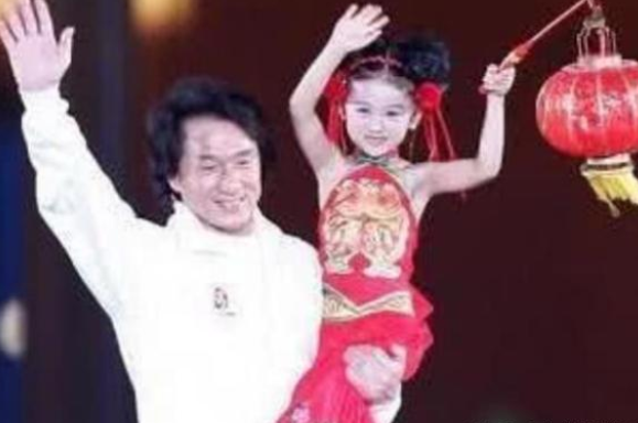 成龙|她6岁被成龙抱着上春晚，14岁却因长相被吐槽，今现状打脸网友