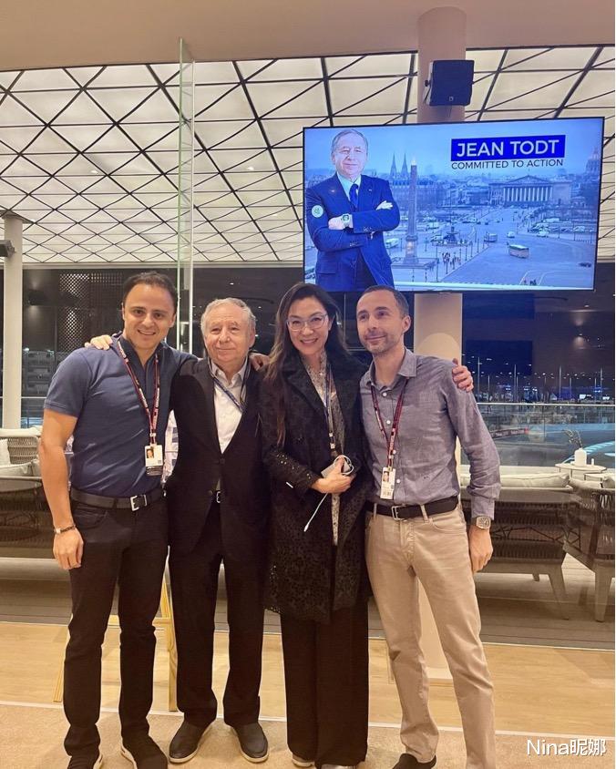 明星出轨|杨紫琼携75岁老公高调亮相！穿西装王储接待排场大，老公肖像抢镜