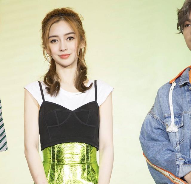 穿衣搭配|angelababy拥有完美容颜不显老,扎半马尾配吊带裙,竹竿腿真吸睛