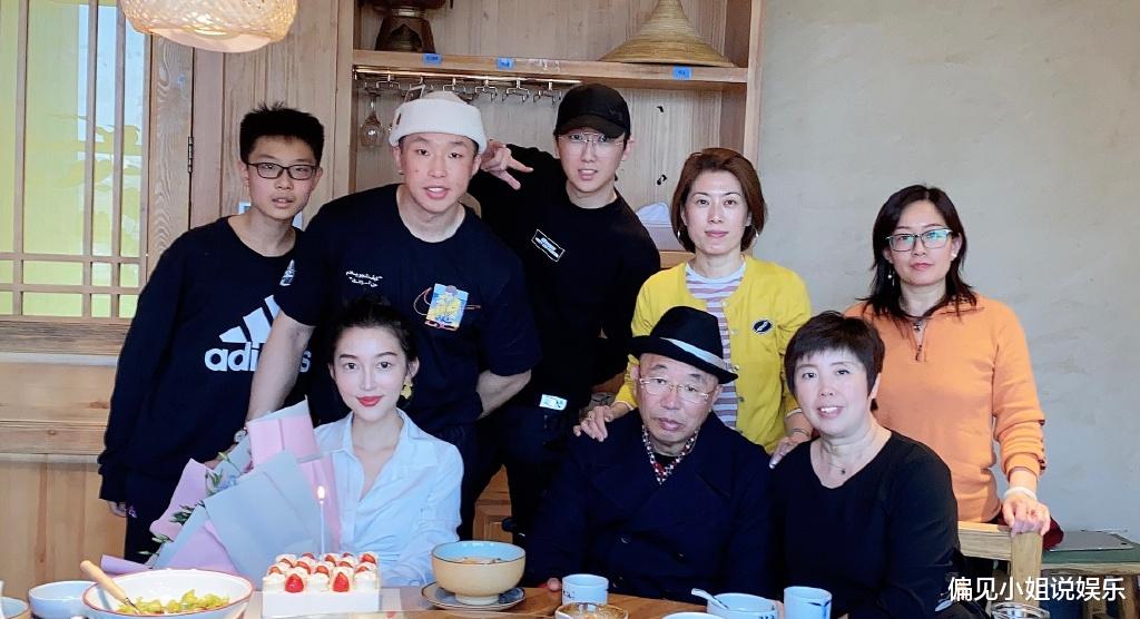 德云社|妻子晒德云社烧饼父子合影,三人共用一张脸,求嫂子心理阴影面积