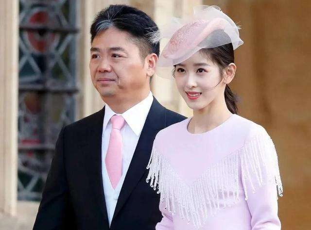 章泽天|28岁章泽天晒女儿合照，47岁刘强东露背影，二胎时间成疑