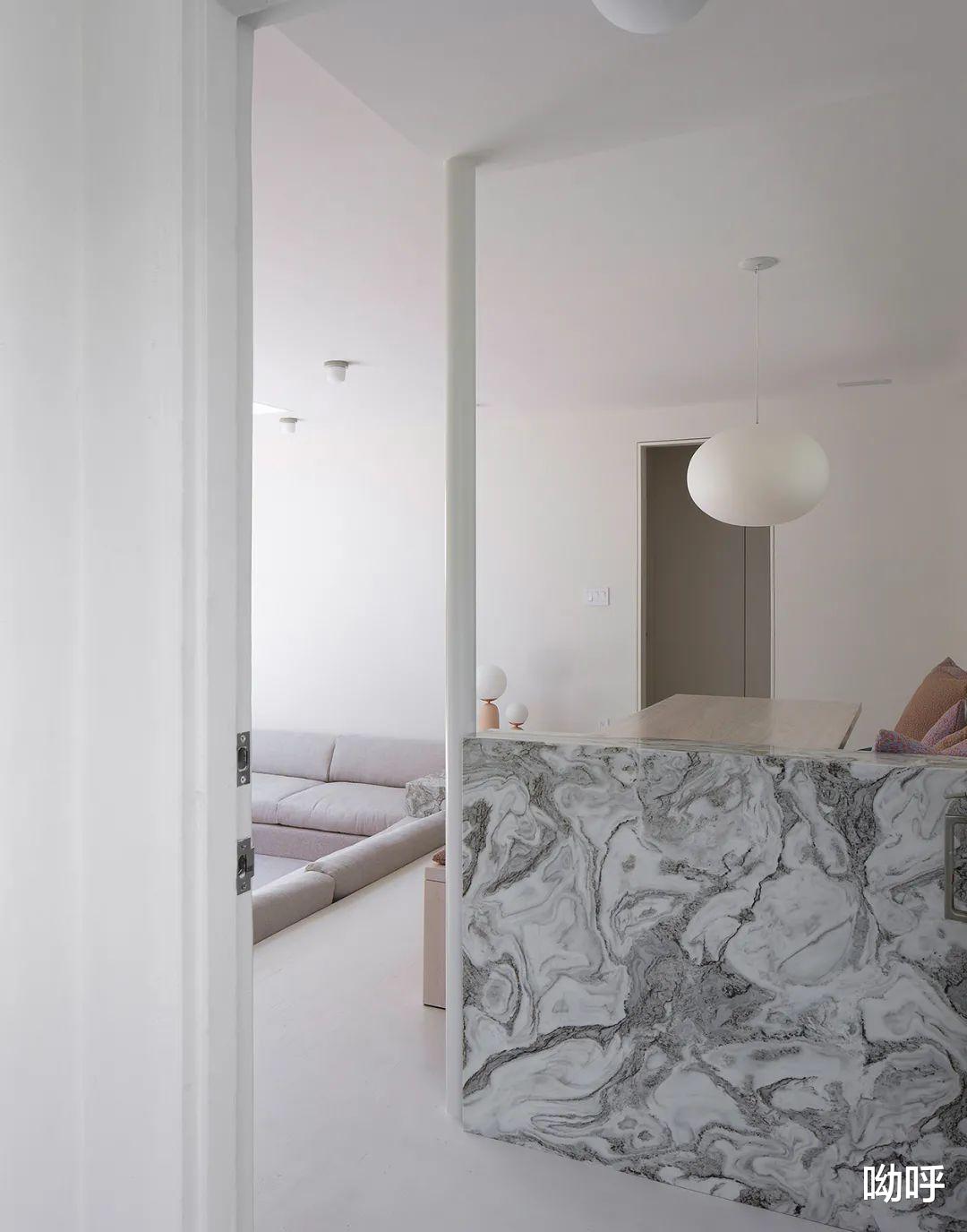 拥有下沉式空间的纯色豪宅