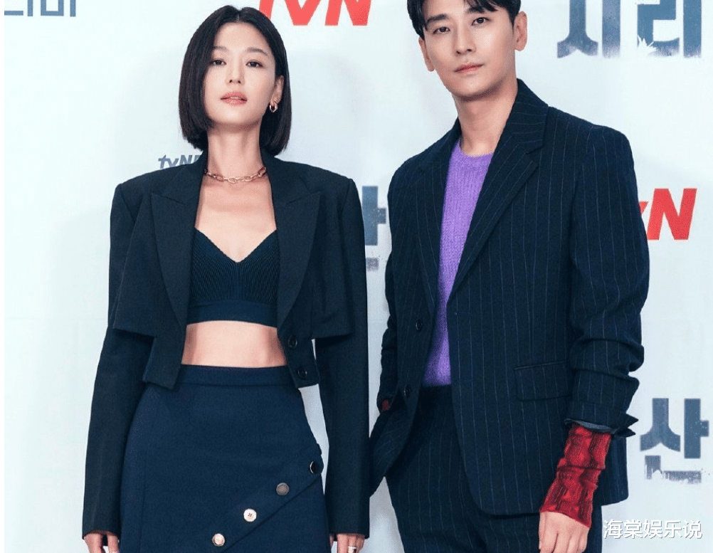 全智贤|全智贤10月13日现身《智异山》发布会！40岁瘦脱相，还瘦出排骨胸